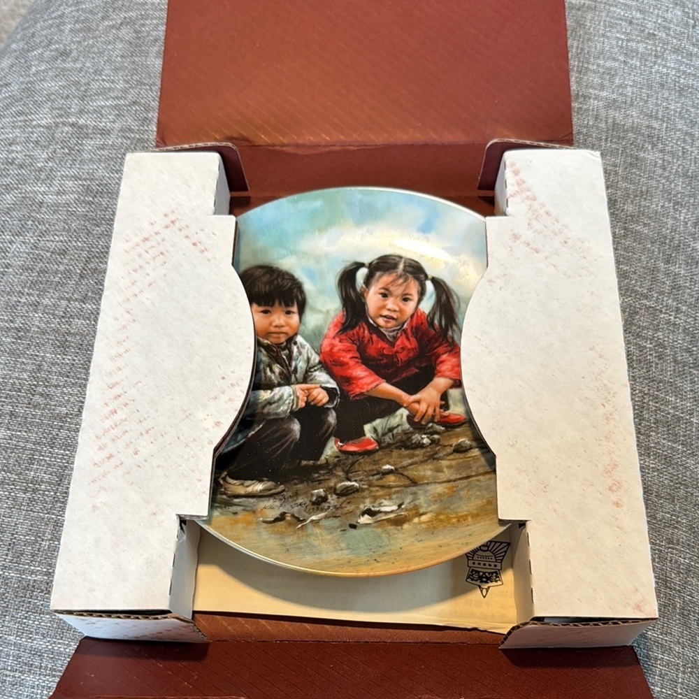 Artist of the world Knowles Collector's Plate - Red and Black